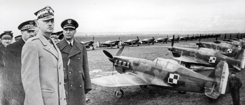 Przygotowanie do defilady lotniczej. Od prawej - gen. Józef Zając, gen. Władysław Sikorski, gen. Victor Denain, Bron (Francja),  1940 r.  (fot. z zasobu NAC)