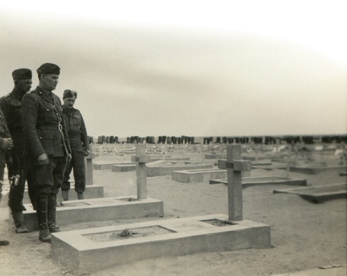 Gen. Józef Zając jako dowódca Wojsk Polskich na Środkowym Wschodzie nad grobem jednego z żołnierzy Samodzielnej Brygady Strzelców Karpackich (fot. z zasobu AIPN)