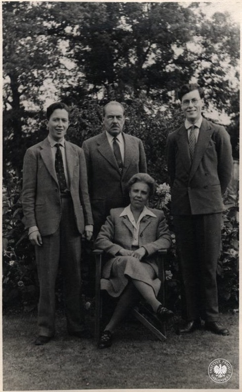 Maria Marynowska z bratem Alfonsem Koziełł-Poklewskim i jego synami podczas wizyty w Wielkiej Brytanii