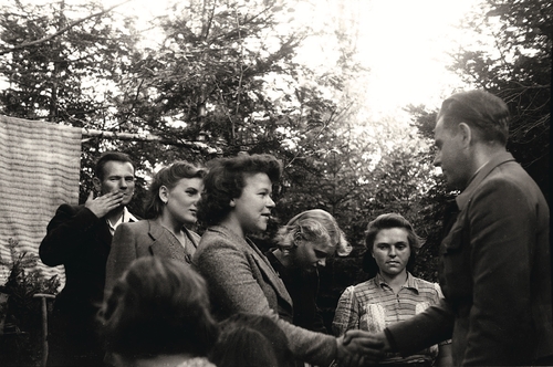 Jan Piwnik wita się z łączniczkami; z lewej Eugeniusz Kaszyński, wrzesień 1943 roku