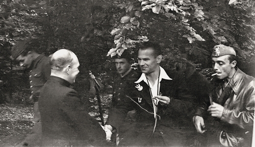 Eugeniusz Kaszyński wita księdza Mariana Majewskiego