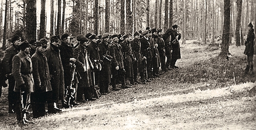 Oddział AK wysłuchuje rozkazu Leopolda Okulickiego o rozwiązaniu Armii Krajowej