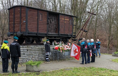 Obchody rocznicowe pod pomnikiem Ofiar Tragedii Górnośląskiej w Bytomiu. Szyny, na których stoi wagon bydlęcy, zostały zwieńczone krzyżem. Bytom, 28 stycznia 2024 r. (fot. Archiwum Urzędu Miejskiego w Bytomiu/Hubert Klimek)