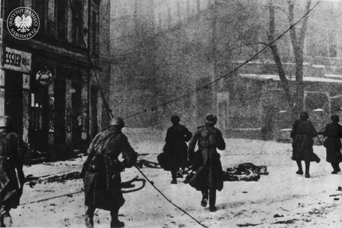 Grupa żołnierzy Armii Czerwonej na ulicach Gliwic, 23–24 stycznia 1945 r. (fot. z zasobu AIPN)