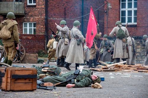Zdjęcie z widowiska historycznego „Walki o Miechowice 1945”. Bytom, 28 stycznia 2023 r. (fot. Archiwum Urzędu Miejskiego w Bytomiu/Grzegorz Goik)