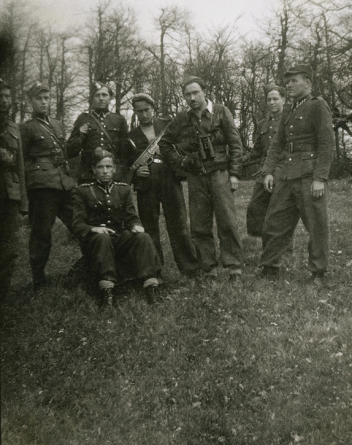 Stanisław Pióro (trzeci z prawej) z grupą jego żołnierzy „Żandarmerii” PPAN i kapelanem ks. Władysławem Gurgaczem TJ (siedzi), lasy Beskidu Sądeckiego, jesień 1948 r. (fot. Tadeusz Ryba/z zasobu IPN)