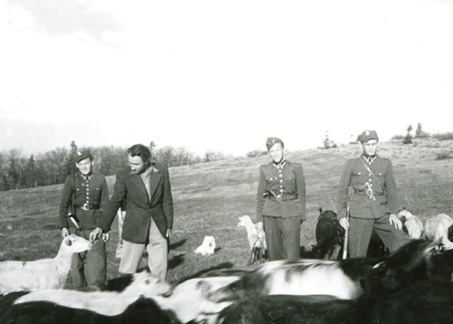 Żołnierze oddziału „Żandarmerii” PPAN z kapelanem – od lewej: Adolf Cecur „Lew”, Stanisław Pióro „Emir”, ks. Władysław Gurgacz „Sem”, Stanisław Szajna „Orzeł”, wiosna 1949 r. (fot. Tadeusz Ryba/z zasobu Archiwum Prowincji Polski Południowej Towarzystwa Jezusowego w Krakowie)