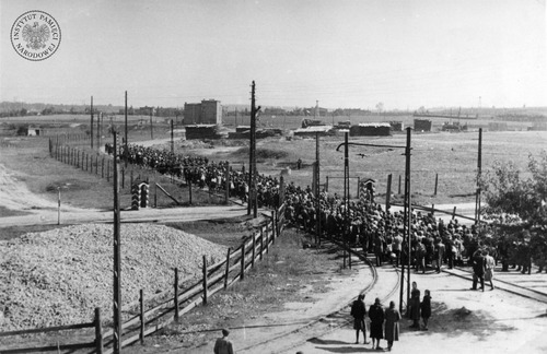Mieszkańcy łódzkiego getta w drodze na stację kolejową Radogoszcz. Łódź, 1943 r. (fot. z zasobu AIPN)
