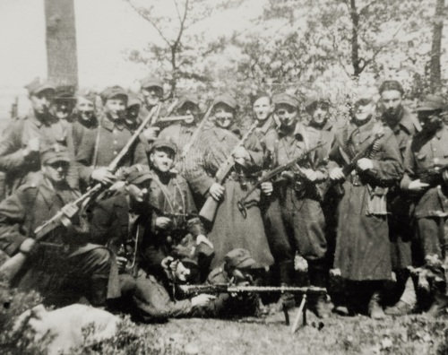 Oddział Romana Dumy „Romana”. Matysiak drugi z prawej, bezczapki, kwiecień 1945 r. (fot. z zasobu AIPN)