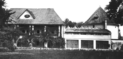 Dwór Józefa Gwalberta Pawlikowskiego w Medyce. Widok ogólny, z prawej Baszta mieszcząca dworską bibliotekę, 1937 r. (fot. z zasobu NAC)