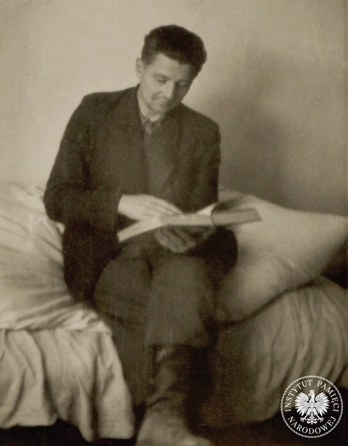Zdzisław Broński „Uskok” na kwaterze, 1948 r. (fot. z zasobu AIPN)