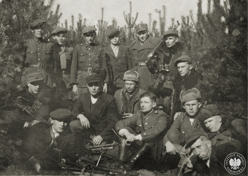 Oddział Zdzisława Brońskiego „Uskoka”, wiosna 1946 r. Siedzą w pierwszym rzędzie od lewej: Fran. Kasperek „Hardy”, Zdzis. Broński „Uskok”, Aleksand. Radko „Paw”, Wal. Waśkowicz „Strzała”, przed nimi N.N. „Przybysz”, w drugim rzędzie od lewej: Stan. Ciołek „Lew”, Stan. Libera „Burza”, Stan. Staropiętka „Stańczyk”, Józef Jóźwiak „Osa”. Stoają od lewej: Czes.Sajko „Sowa”, Fran. Oberc „Orzełek”, Mieczys.Zwoliński „Jeleń”, N.N. „Toporek”, Paweł Orzechowski „Wilk”, Zyg. Libera „Babinicz” (fot. AIPN)