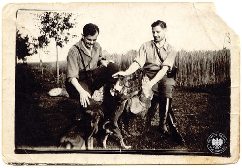 Hieronim Dekutowski „Zapora” (po lewej) i Zdzisław Broński „Uskok”, sierpień 1947 r. (fot. z zasobu AIPN)