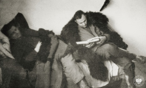 Zdzisław Broński i Stanisław Kuchcewicz na kwaterze, jesień 1948 r. (fot. z zasobu AIPN)