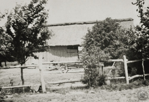 Stodoła Lisowskich w Dąbrówce k. Łęcznej, w której od 1947 r. zlokalizowany był bunkier „Uskoka” i gdzie otoczony przez UB w 1949 r. popełnił samobójstwo (fot. z zasobu AIPN)