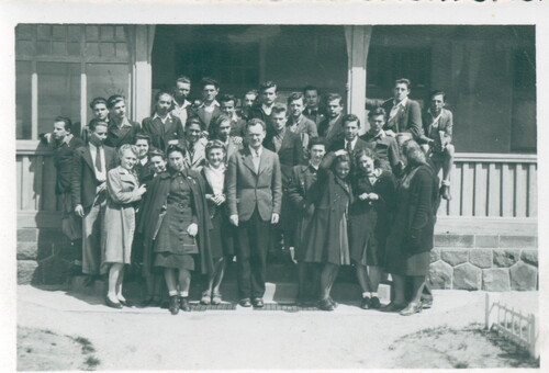 Stefan Grochowski z wychowankami, 1942 r.