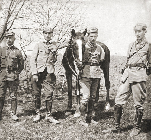 Grupa oficerów 5 pułku piechoty Legionów, 1915 r. Od lewej Władysław Rusin, Stefan Rowecki, Wacław Stachiewicz, Teodor Furgalski (domena publiczna)