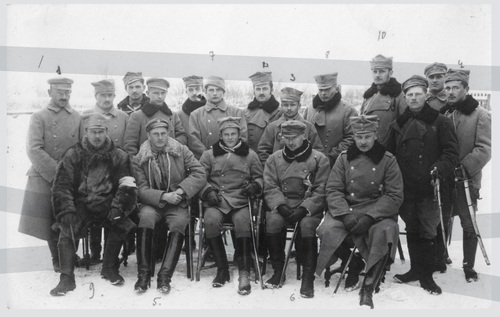Grupa oficerów 5. pp Legionów na pozycjach nad Styrem w styczniu 1916 r. Ppor. Stefan Rowecki stoi szósty z lewej (fot. z zasobu WBH)