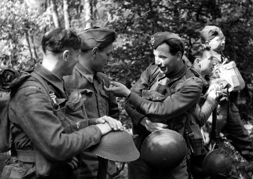 Spadochroniarze w lesie podczas ćwiczeń w Szkocji (fot. z zasobu NAC)