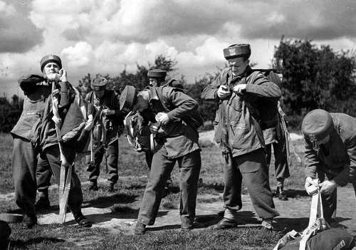 Przygotowanie przed skokiem - 1. Samodzielna Brygada Spadochronowa w Wielkiej Brytanii (fot. z zasobu NAC)