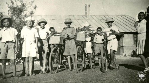 Wiesław Stypuła (pierwszy od lewej strony) podczas pobytu w Kwecie, 1942 r. (fot. z zasobu AIPN)