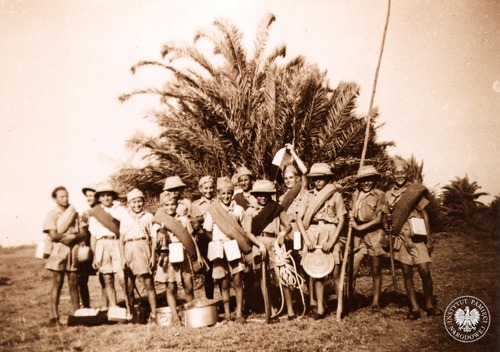 Zastępy „Sokołów” i „Wilków” podczas biwaku nieopodal Osiedla Dzieci Polskich w Balachadi. Wiesław Stypuła stoi w środku – szósty od lewej strony, 1944 r. (fot. z zasobu AIPN)
