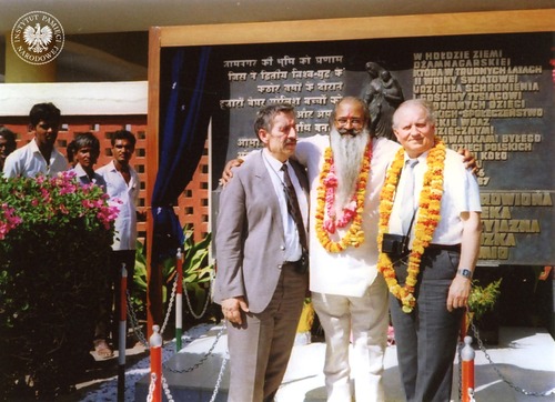 Wiesław Stypuła w towarzystwie syna maharadży Jam Saheba i Stefana Bukowskiego podczas odsłonięcia pamiątkowej tablicy w Balachadi, 1989 r. (fot. z zasobu AIPN)