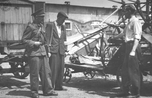 Funkcjonariusze ORMO i MO podczas inspekcji w jednym gospodarstw na Lubelszczyźnie, 1947-1948 r. (fot. z zasobu AIPN)