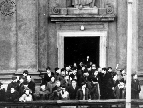 Studenci na schodach kościoła p.w. św. Krzyża w Warszawie w marcu 1968 r. (fot. z zasobu AIPN)