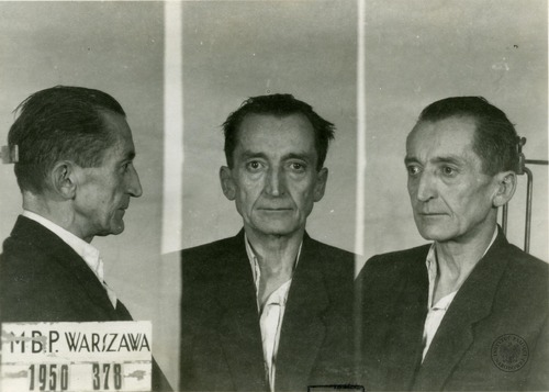 Zdjęcie sygnalityczne gen. Emila Fieldorfa wykonane w więzieniu przy ul. Rakowieckiej. W prawym dolnym rogu tabliczka z napisem: „MBP Warszawa 1950, 378”. Jest to ostatnia fotografia dowódcy Kierownictwa Dywersji AK (fot. z zasobu AIPN)