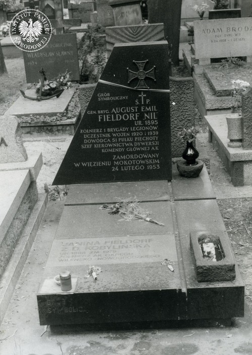 Symboliczny grób gen. Emila Fieldorfa „Nila” na Cmentarzu Wojskowym na Powązkach w Warszawie (fot. z zasobu AIPN)