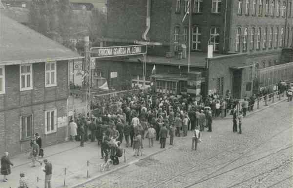„Stocznia to Kanada. Tu się dobrze zarabia. Jak tu ludzi ruszyć?”. Rzeczywistość drugiej połowy lat siedemdziesiątych na Wybrzeżu Gdańskim na przykładzie Stoczni Gdańskiej