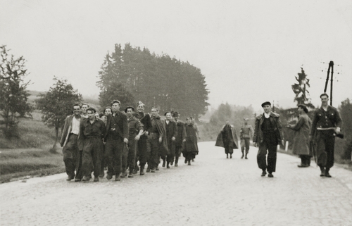 Funkcjonariusze UB i żołnierze KBW