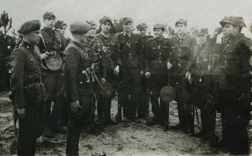 Zdjęcie zbiorowe oddziału NZW. Czwarty od lewej Kazimierz Żebrowski „Bąk”, 1948 r. (fot. IPN)
