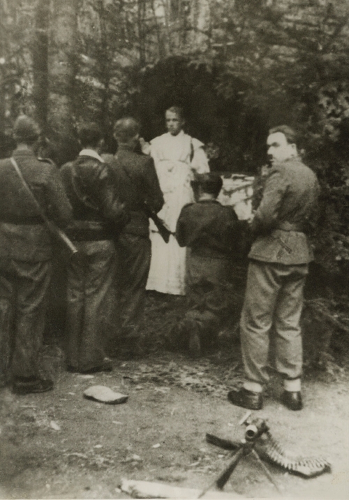 Ksiądz Władysław Gurgacz odprawia mszę polową (fot. z zasobu IPN)