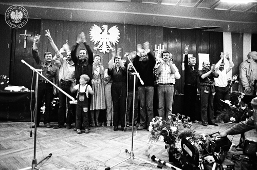 Strajk w Stoczni im. Lenina. Występ aktorów Teatru Wybrzeże w Sali BHP, od lewej m.in.: Tadeusz Borowski, Andrzej Nowiński, Stanisław Michalski z synem Jerzym, Halina Winiarska, Halina Słojewska (częściowo zasłonięta), Elżbieta Goetel, Jerzy Łapiński, Maciej Prus (w okularach), Maciej Pietrzyk (koszula w kratę), Jerzy Gorzko, Andrzej Szaciłło, Jerzy Kiszkis, sierpień 1980 r. Fot. Stanisław Składanowski (fot. z zasobu IPN)