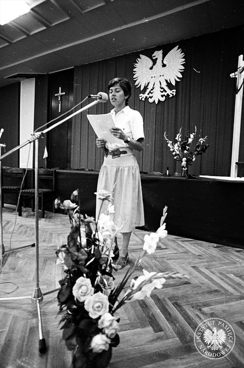 Strajk w Stoczni im. Lenina. Na scenie aktorka Teatru Wybrzeże Elżbieta Goetel, sierpień 1980 r. Fot. Stanisław Składanowski (fot. z zasobu IPN)