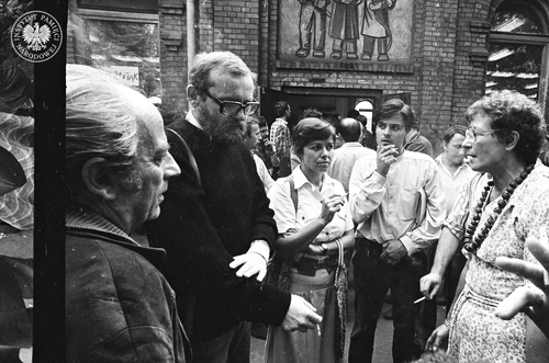 Strajk w Stoczni im. Lenina w Gdańsku. Artyści i aktorzy Teatru Wybrzeże pod salą BHP, sierpień 1980 r. Na zdjęciu: dyrektor Maciej Prus (drugi od lewej), Elżbieta Goetel (trzecia od lewej), Marian Dworakowski (czwarty od lewej), Halina Winiarska (pierwsza od prawej). Fot. Stanisław Składanowski (fot. z zasobu IPN)