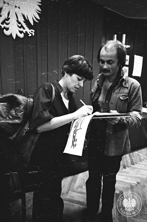 Strajk w Stoczni im. Lenina. Aktorka Teatru Wybrzeże Elżbieta Goetel podpisuje plakat NSZZ „Solidarność”, sierpień 1980 r. Fot. Stanisław Składanowski (fot. z zasobu IPN)
