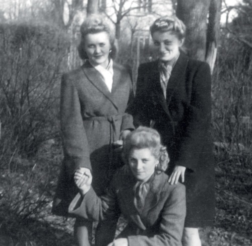 Halina Oktabiańczuk, jej siostra Maria Leokadia (w środku); z prawej prawdopodobnie Izabela Derwińska (fot. z zasobu AIPN)