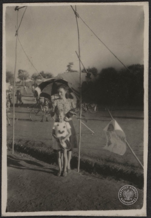 Mieszkanki Osiedla Polskiego w Valivade, stojące w symbolicznej „Kaziukowej” bramie, 1945-1947. Zdjęcie pochodzi z kolekcji przekazanej do zasobu Archiwum IPN przez p. Wiesława Stypułę