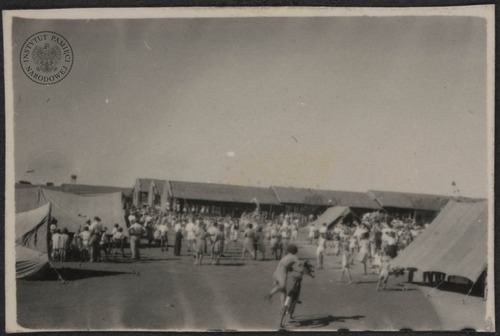 Jarmark  zorganizowany na boisku sportowym w Osiedlu Polskim w Valivade