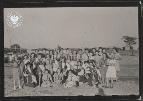 Młodzież z Osiedla Polskiego w Valivade podczas Kaziuków, 1945 rok