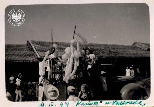 <i>„Kaziuki” wileńskie</i> w Osiedlu Polskim Valivade, 4 marca 1947 r. Zdjęcie pochodzi z kolekcji przekazanej do zasobu Archiwum IPN przez Koło Polaków z Indii 1942-1948 (fot. z zasobu IPN)