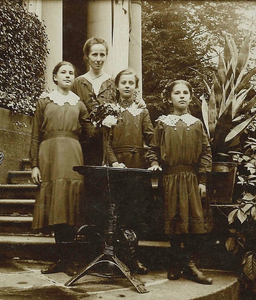 Matka Władysława Żurowska z d. Gniewosz z córkami (od lewej): Marią Krystyną, Anną, Heleną (fot. ze zbiorów Wojciecha Frazika)