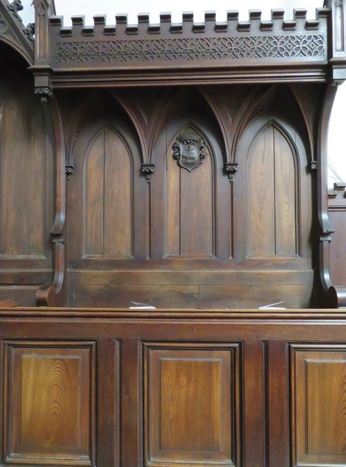 Ławka kolatorska w kościele w Nowym Mieście (ob. Ukraina) z herbem Rawicz matki Heleny Żurowskiej, 2019 r. (fot. Wojciech Frazik)