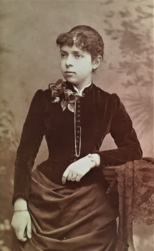 Zdjęcie Natalii Joanny Galle, żony Teofila, około 1885 roku