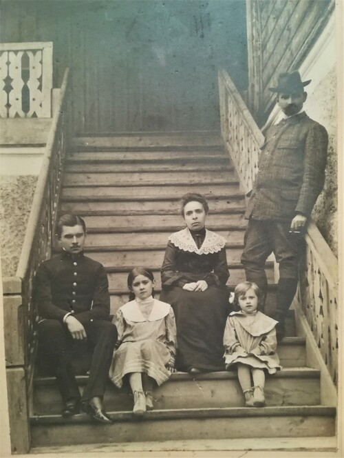 Waligórscy przed willą w Ojcowie, około 1908 roku