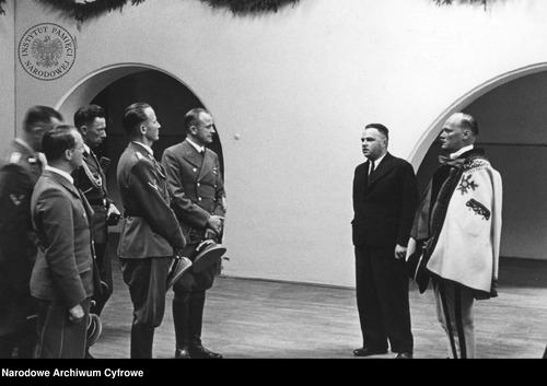 Wacław Krzeptowski (pierwszy od prawej) na spotkaniu z gubernatorem dystryktu krakowskiego Ottonem von Wächterem (czwarty od prawej). Osoba stojąca obok Krzeptowskiego to najprawdopodobniej Henryk Szatkowski, który tak jak na spotkaniach górali z generalnym gubernatorem Hansem Frankiem, tutaj również mógł pełnić funkcję tłumacza. Październik 1939 – styczeń 1942 (fot. Narodowe Archiwum Cyfrowe)