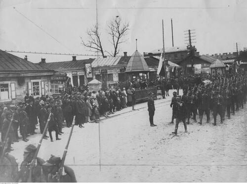 Defilujące przez gen. bryg. Jerzym Wołkowickim oddziały podczas święta 50. Pułku Piechoty Strzelców Kresowych im. Francesco Nullo w Kowlu (fot. z zasobu NAC)